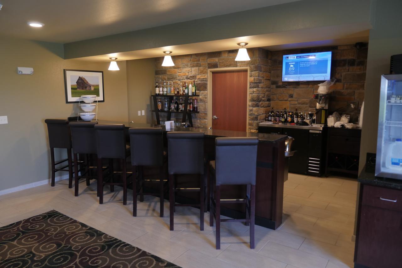 Cobblestone Inn & Suites-Winterset Екстериор снимка