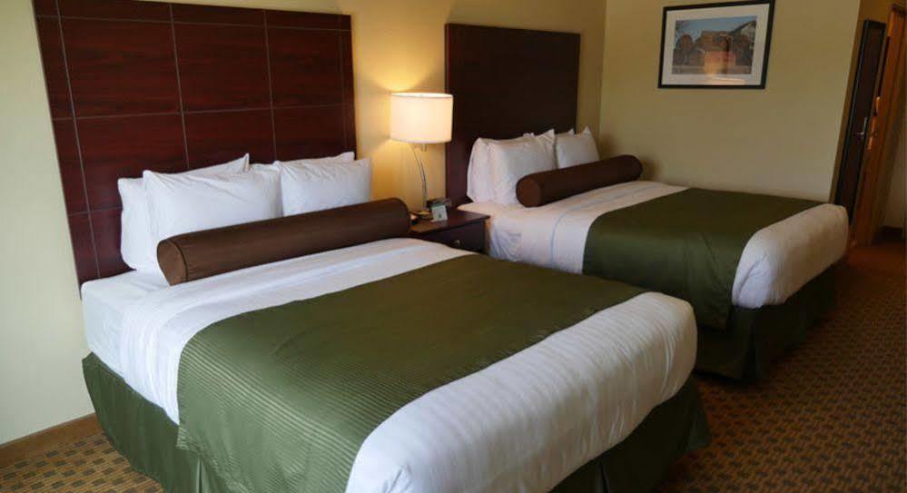 Cobblestone Inn & Suites-Winterset Екстериор снимка