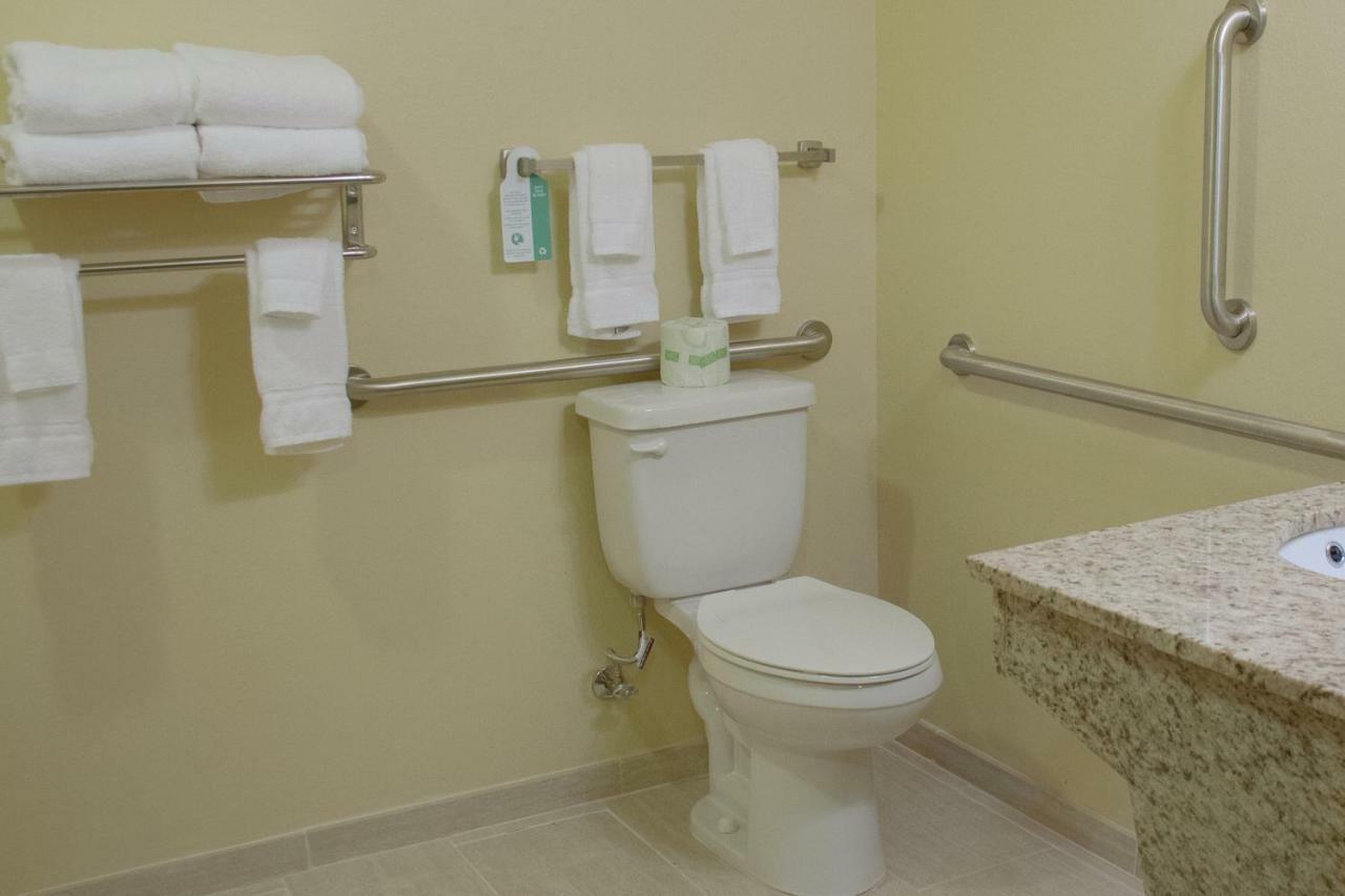 Cobblestone Inn & Suites-Winterset Екстериор снимка